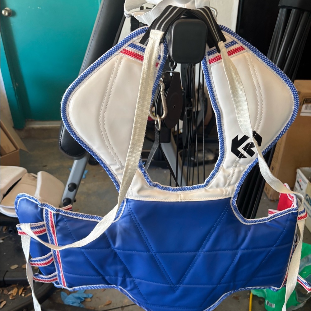 Sparring vest 
QTY:2 
Smokefree 
Kids size XXXS